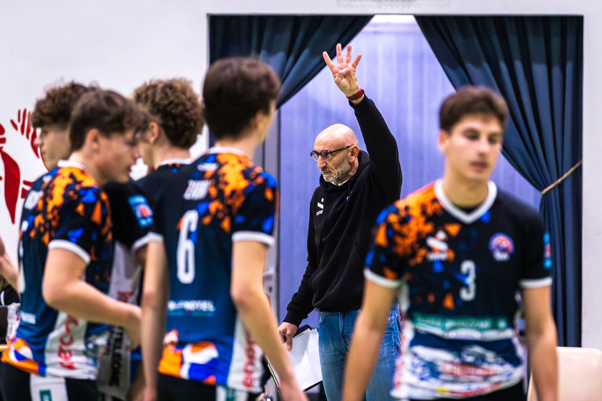 La Serie C SPB lotta fino al tie-break contro la quarta in classifica, nella foto alcuni atleti in campo durante la partita, alle loro spalle il coach Bonaccorso che indica il punteggio