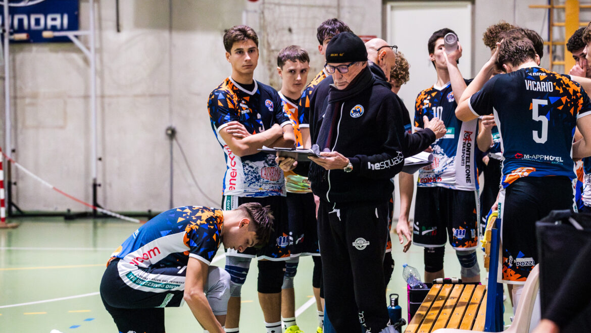 La squadra della Serie C Ilario Ormezzano SPB in palestra durante un break di partita, prevalgono colori accesi della palestra e della squadra