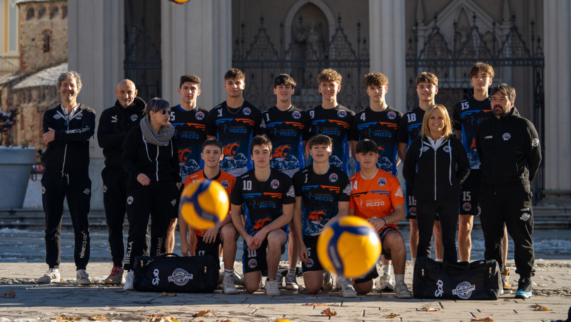 Squadra Under 19 Officina Pozzo SPB con allenatori e dirigenti, alle spalle il Duomo di Biella